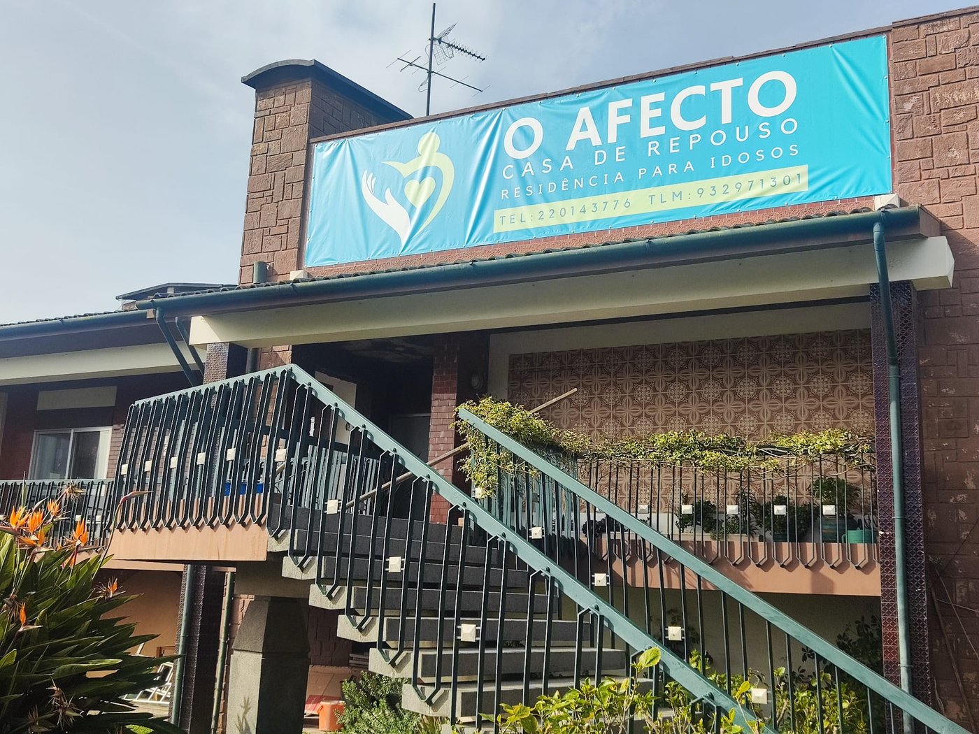 Fachada da casa de repouso O Afecto, com a sua placa e escadaria